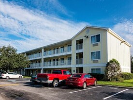 HomeTowne Studios Red Roof Orlando UCF Area Hotel Orange Reviews