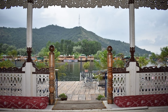Houseboat New Moon Srinagar At 2473 Reviews Photos Offer