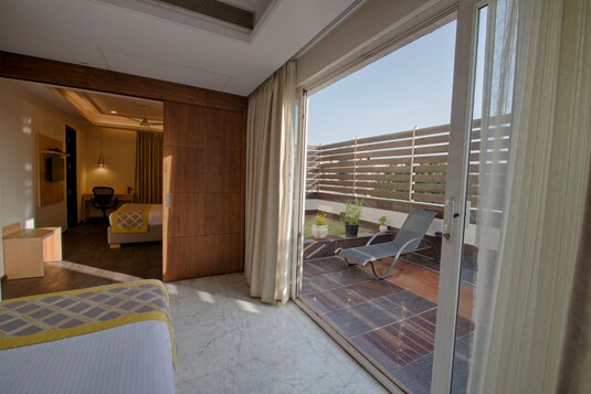 Stately Suites Nh 8 Hotel Gurgaon Reviews Photos Price Offers