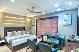 The Oak Plaza With Luxurious Restaurant & Parking